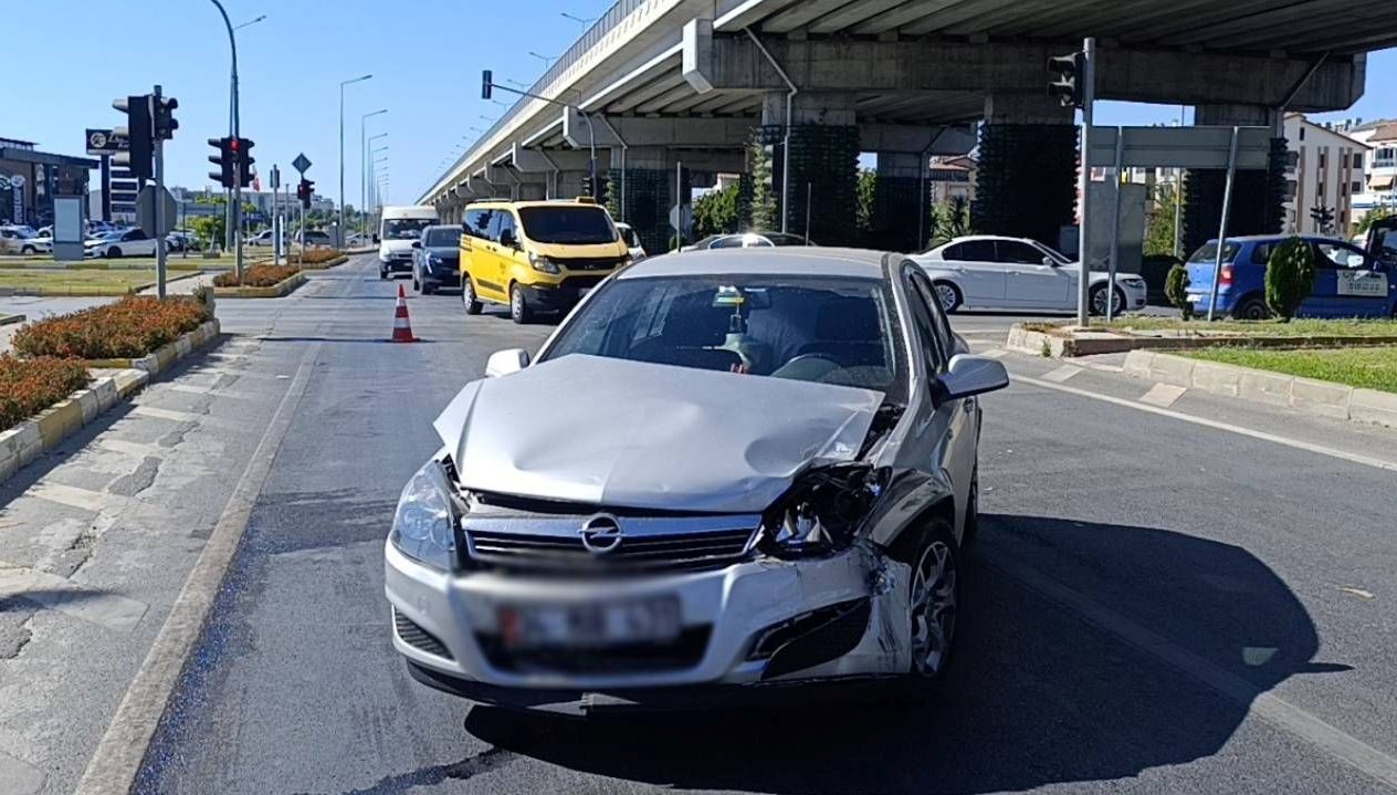 kirmizi isik ihlali kazaya yol acti TOrK7xT2