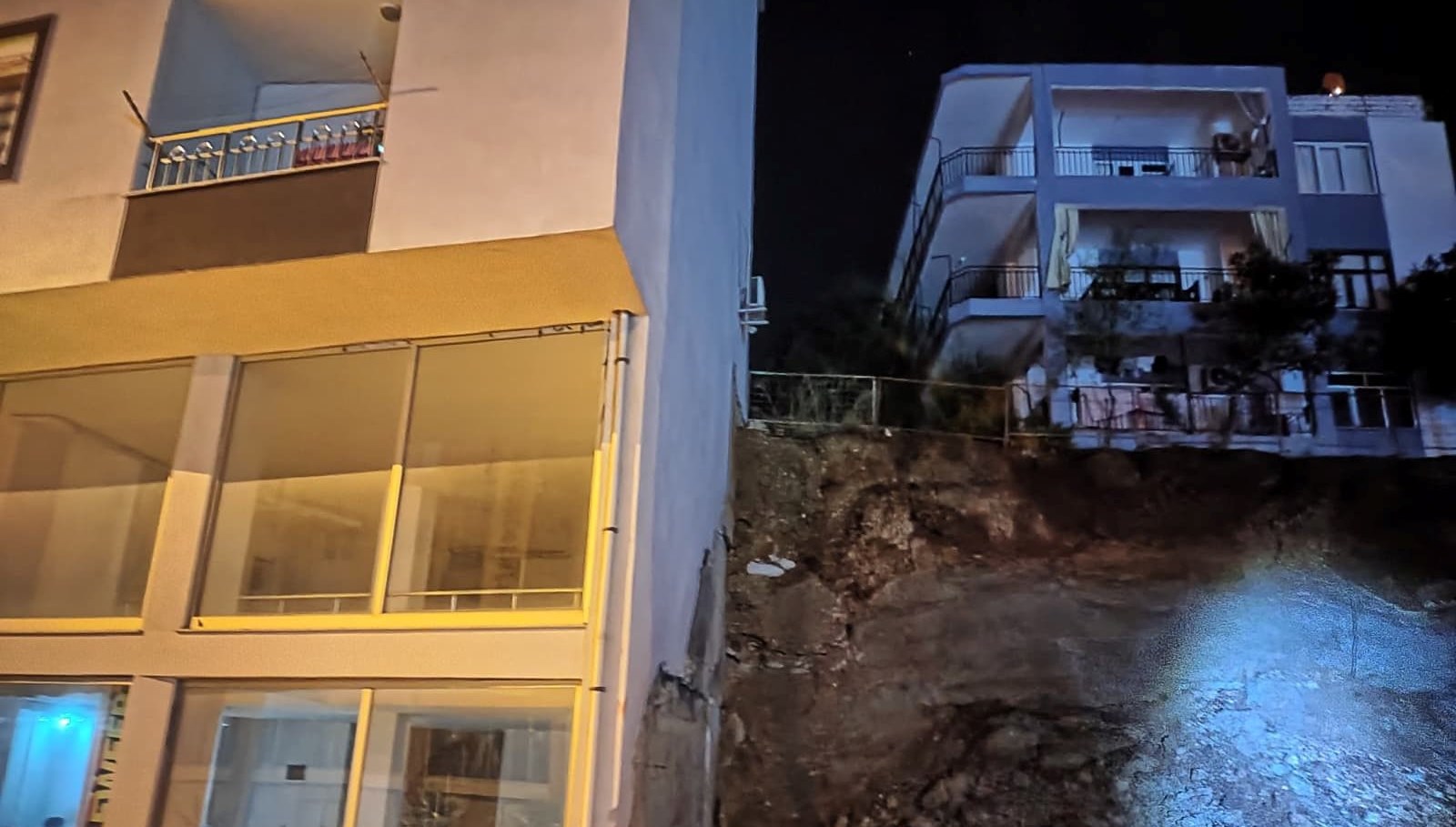 antalyada toprak kaymasi bir ev tahliye edildi SKMZh4JJ