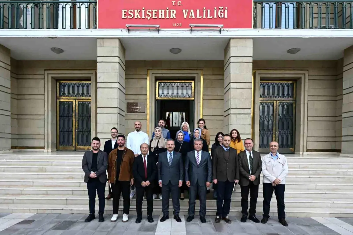 eskisehirde basin mensuplarina kart toreni kupcsvdI.jpg