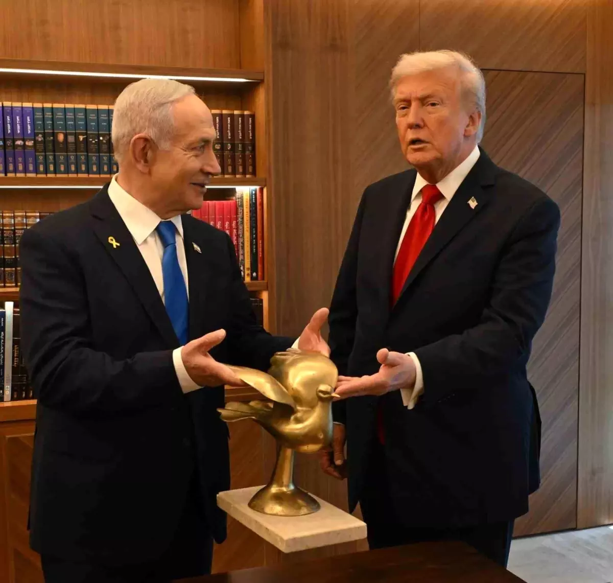 netanyahu trumpa altin guvercin hediye etti iAxCxEW7.jpg