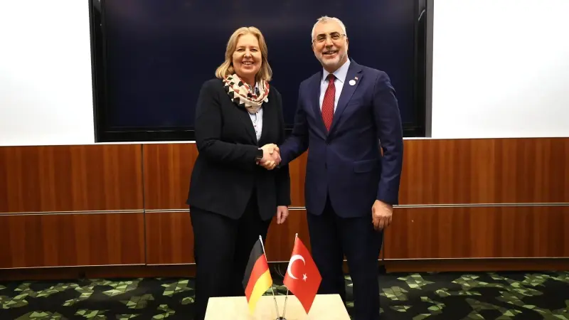 bakan isikhan alman mevkidasi bas ile gorustu KOBS4bby.webp