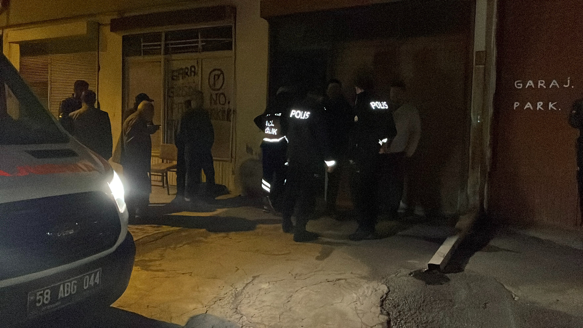 sivasta garaja inen kadin esinin cansiz bedeniyle karsilasti Yq2G7lMf.jpg