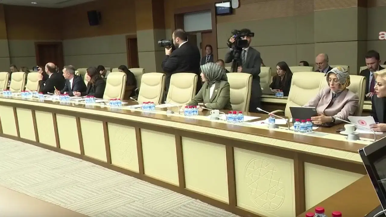 CHP’li Vekiller Dijital Mecralar Komisyonu’nu Terk Etti: Özkan, “Olmayan Toplantıyı Nasıl Gerçekleşmiş Gibi Gösterdiniz?” Dedi