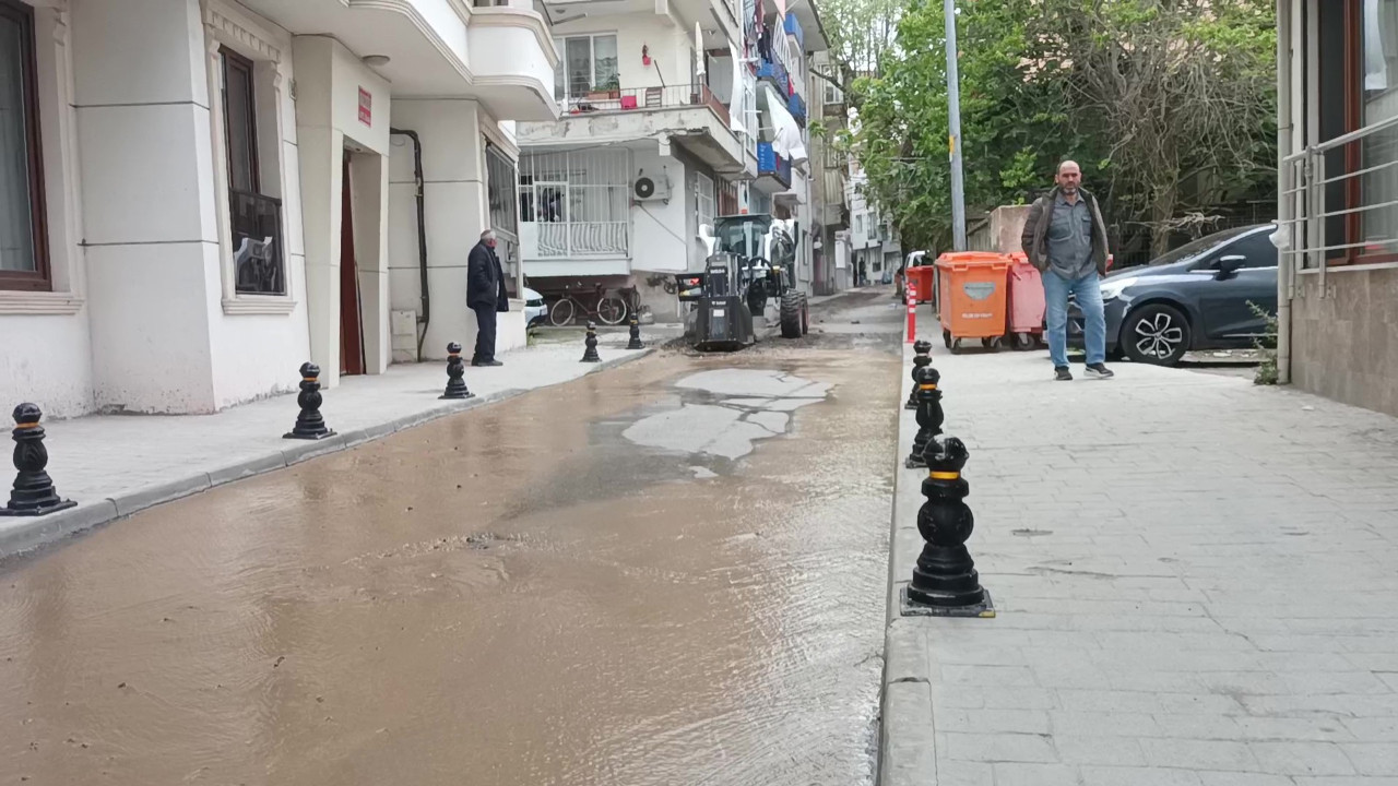 Kocaeli Karamürsel’de Altyapı Çalışmaları Sırasında Ana Su Hattı Patladı